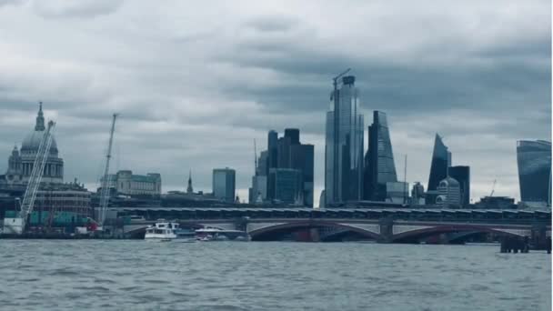 London 2022 Pauls Cathedral Millennium Bridge View Thames River Time — Stock Video