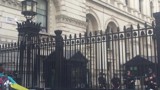 ダウニング街 ロンドン イギリス 2019年9月9日 ダウニング街 数10は英国首相の家です ボリス ジョンソン 車の出発 ロンドンの在庫ビデオ — ストック動画