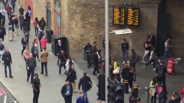Londen Groot Brittannië 2019 Pendelaars Mensen Spits Die Waterloo Bridge — Stockvideo