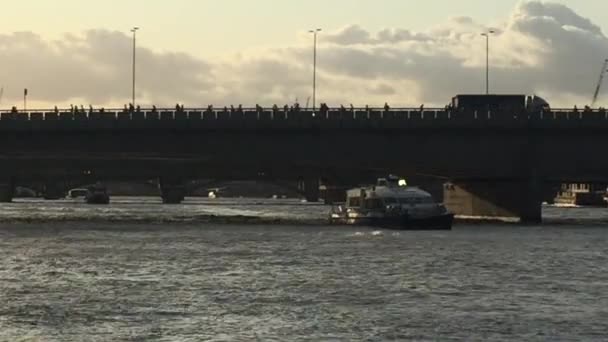 Londýn Velká Británie 2019 Dopravní Špička Lidé Procházející Mostě Waterloo — Stock video