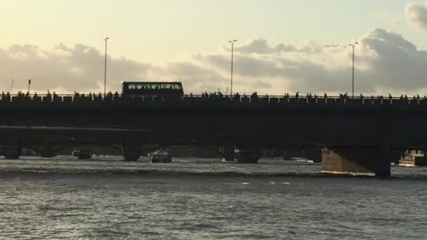 Londen Groot Brittannië 2019 Pendelaars Mensen Spits Die Waterloo Bridge — Stockvideo