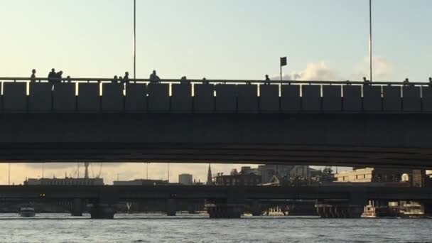 London 2019 Rush Hour Commuters People Walking Waterloo Bridge Real — Stock Video