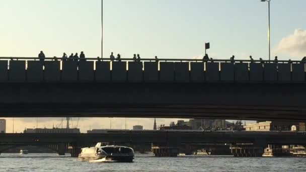 London 2019 Rush Hour Commuters People Walking Waterloo Bridge Real — Stock Video