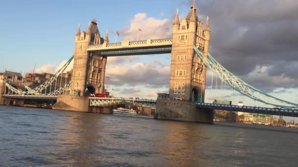 Londýn 2019 Tower Bridge Zlaté Hodině Světly Řeky Temže Odrážejícími — Stock video