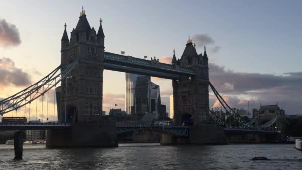 London 2019 Tower Bridge Golden Hour Thames River Lights Reflected — стоковое видео