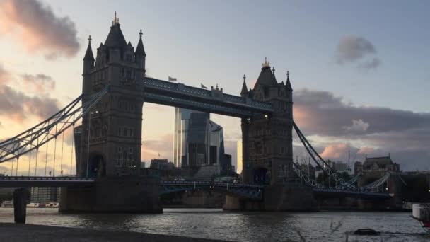 Londýn 2019 Tower Bridge Zlaté Hodině Světly Řeky Temže Odrážejícími — Stock video