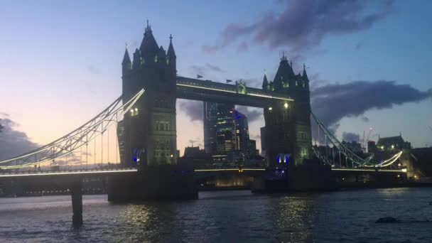 2019 金光闪闪的塔桥 泰晤士河上的灯光映照 著名的伦敦地标和旅游景点 股票镜头 — 图库视频影像