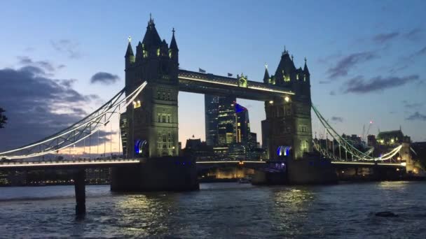 Tower Bridge Skyline Vid Solnedgången Med Thames Flodljus Reflekteras Floden — Stockvideo