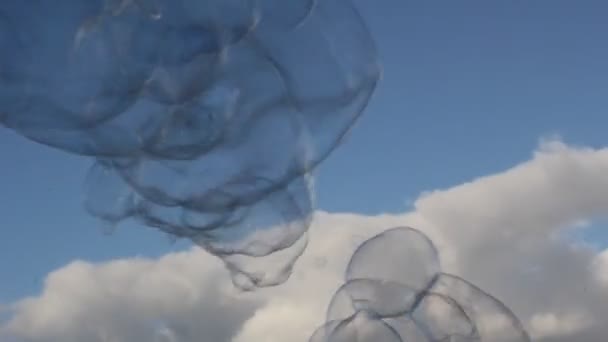 Bubblor Bubbla Flytande Tvål Drift Blå Himmel Med Moln Lager — Stockvideo
