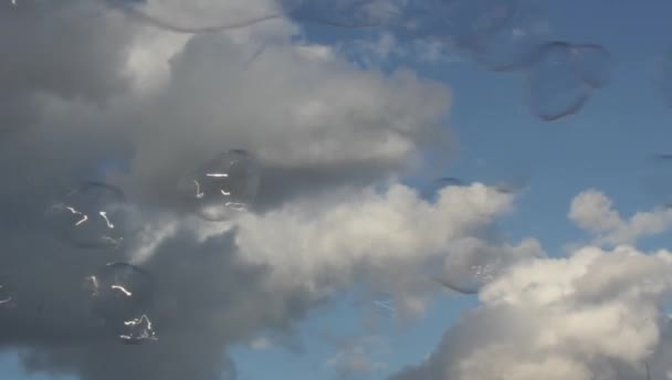 Пузырьки Пузыря Плавающие Мыло Дрейфуют Голубом Небе Облаками Видео Складе — стоковое видео