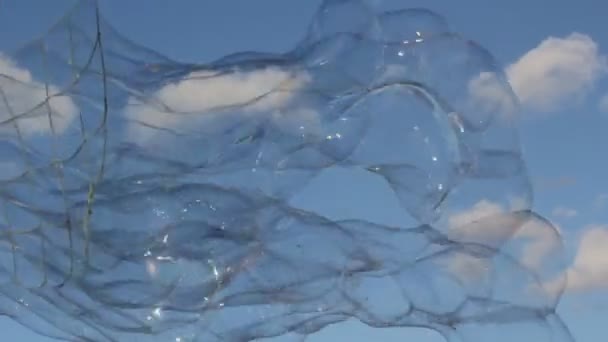 Köpükler Kabarcıklar Yüzen Sabun Mavi Gökyüzünde Sürüklenirken Bulut Stok Video — Stok video