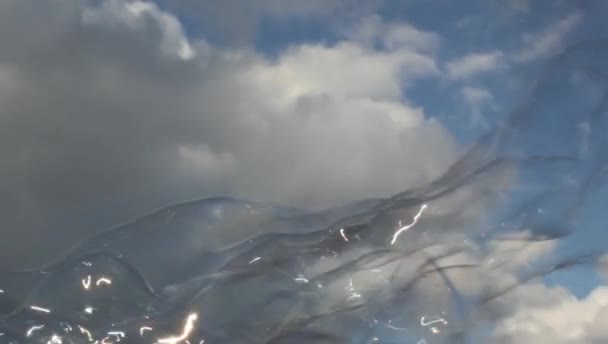 Φυσαλίδες Φυσαλίδων Που Επιπλέουν Σαπούνι Drift Στον Μπλε Ουρανό Σύννεφα — Αρχείο Βίντεο