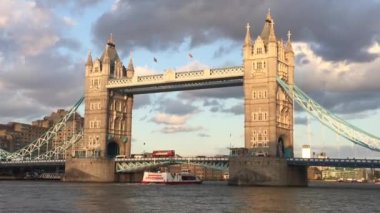 Thames Nehri 'nin ışıkları nehri, Londra' nın ünlü dönüm noktası ve turist turistik merkezi olan Tower Bridge 'de yansıtılıyor. Stok görüntüleri. 