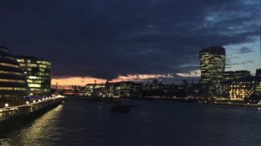 Londra, İngiltere - 20 Ağustos 2019: Londra şehir merkezi silueti ve finans bölgesi 'mil kare' seyahat görüntüsü Thames nehri Londra, İngiltere, İngiltere video görüntüleri
