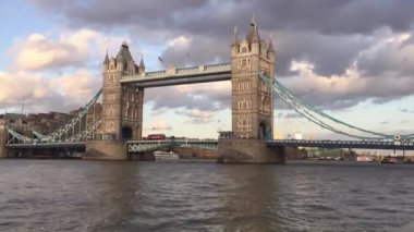 Londra, Uk - 9 / 19 / 2019: Thames Nehri ışıkları, Londra 'nın ünlü dönüm noktası ve turist turistik merkezi - Stok görüntüleri 