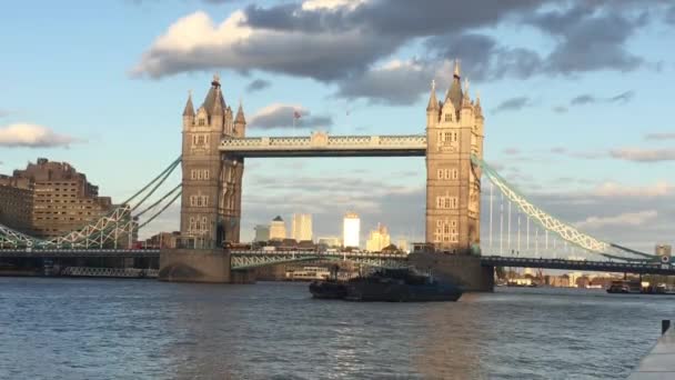 London Großbritannien 2019 Turmbrücke Zur Goldenen Stunde Mit Themse Flusslicht — Stockvideo