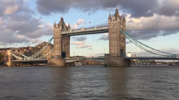 Londýn 2019 Tower Bridge Zlaté Hodině Světly Řeky Temže Odrážejícími — Stock video