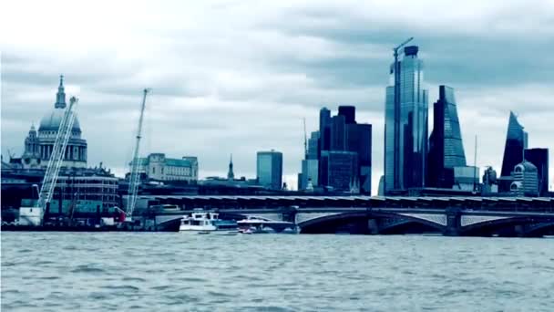 横跨泰晤士河的布莱克弗里斯桥和圣保罗大教堂 伦敦的股票旅行录像 — 图库视频影像