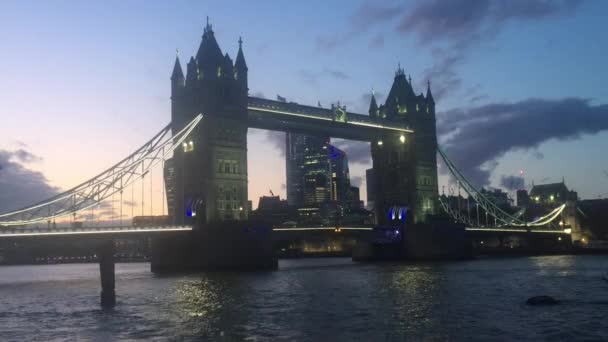 Londyn 2019 Tower Bridge Złotej Godzinie Światłami Rzeki Tamizy Odbitymi — Wideo stockowe