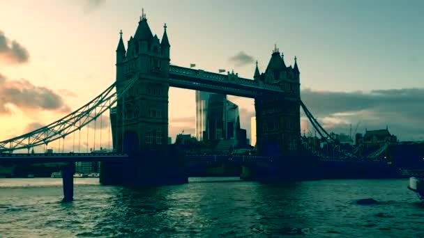 London 2019 Tower Bridge Golden Hour Thames River Lights Reflected — стоковое видео