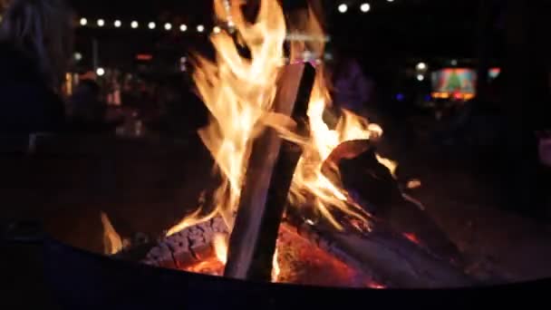 炎燃焼たき火ちらつき燃焼詳細炎 抽象的 暖かい 燃える エネルギー クローズアップ たき火 — ストック動画