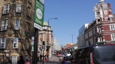 ULEZ, Londra, İngiltere - 8 Nisan 2019: ULEZ (Ultra düşük emisyon bölgesi) şarj etme & Ultra Düşük Emisyon Bölgesi (ULEZ) uyarı levhası merkezi Londra 12.50, TFL stok video klibi