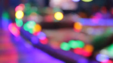 Disko ışıkları lunapark bokeh biniciliği sentetik dalga gökkuşağı bokeh ışıkları gece stoklarında yanıp sönen insanlar, video, klip