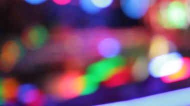 Disko ışıkları lunapark bokeh biniciliği sentetik dalga gökkuşağı bokeh ışıkları gece stoklarında yanıp sönen insanlar, video, klip