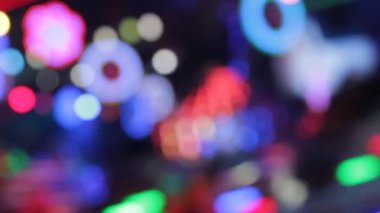Disko ışıkları lunapark bokeh biniciliği sentetik dalga gökkuşağı bokeh ışıkları gece stoklarında yanıp sönen insanlar, video, klip