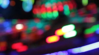 Disko ışıkları lunapark bokeh biniciliği sentetik dalga gökkuşağı bokeh ışıkları gece stoklarında yanıp sönen insanlar, video, klip