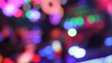 Disko ışıkları lunapark bokeh biniciliği sentetik dalga gökkuşağı bokeh ışıkları gece stoklarında yanıp sönen insanlar, video, klip