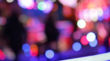 Disko ışıkları lunapark gezisi sentetik dalga gökkuşağı bokeh ışıkları gece stoklarında, görüntülerde, videolarda yanıp sönen insanları hareket ettiriyor.