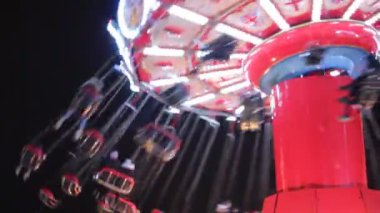 Salıncak gezintisi lunapark gezisi atlıkarınca fotokopi gecesi eğlencesi dönüşümlü dönüşümlü eğlence stok, video, klip,