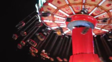 Salıncak gezintisi lunapark gezisi atlıkarınca fotokopi gecesi eğlencesi dönüşümlü dönüşümlü eğlence stok, video, klip,