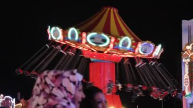 Salıncak gezintisi lunapark gezisi atlıkarınca fotokopi gecesi eğlencesi dönüşümlü dönüşümlü eğlence stok, video, klip,