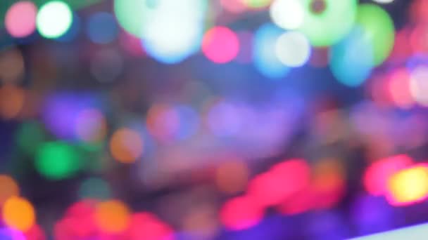 disco lights funfair fairground bokeh ride synthwave retrowave rainbow bokeh lights rides moving flashing people at night stock, séquences, vidéo, clip