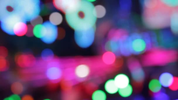 disco lights funfair fairground bokeh ride synthwave retrowave rainbow bokeh lights rides moving flashing people at night stock, séquences, vidéo, clip