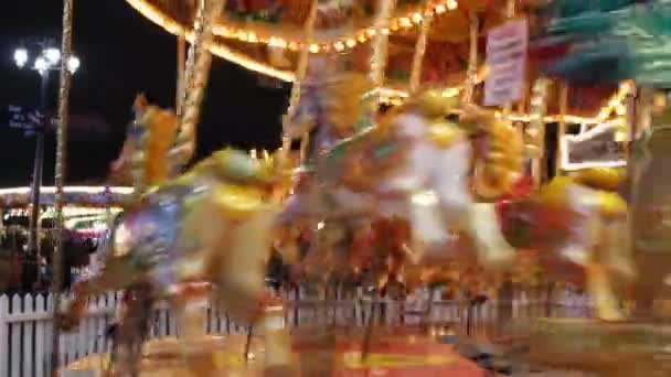 Alegre Alrededor Carrusel Caballos Feria Atracciones Parque Atracciones Material Archivo — Vídeos de Stock