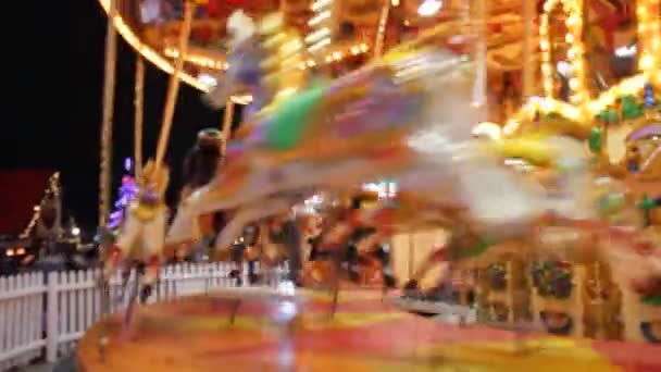 Alegre Alrededor Carrusel Caballos Feria Atracciones Parque Atracciones Material Archivo — Vídeo de stock