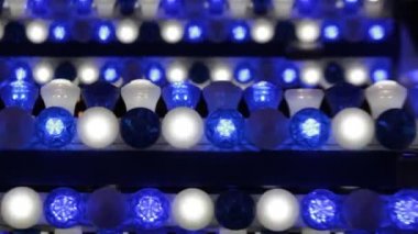 Disko ışıkları lunapark bokeh biniciliği sentetik dalga gökkuşağı bokeh ışıkları gece stoklarında yanıp sönen insanlar, video, klip