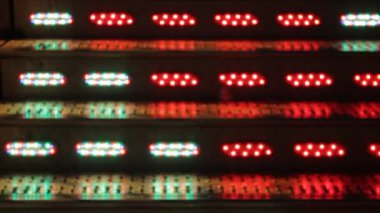 Disko ışıkları lunapark bokeh biniciliği sentetik dalga gökkuşağı bokeh ışıkları gece stoklarında yanıp sönen insanlar, video, klip