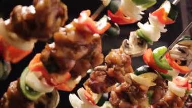 Şiş donör kebap geleneksel Türk yemeklerini ızgara malzemesi, görüntü, video, klip, film haline getiriyor, 