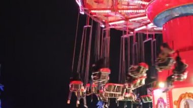 Salıncak gezintisi lunapark gezisi atlıkarınca fotokopi gecesi eğlencesi dönüşümlü dönüşümlü eğlence stok, video, klip,