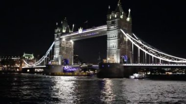 Londra 'daki Tower Bridge, - 03.03.2021: Gece Saati - Thames nehri üzerinde kulesi olan tarihi köprü