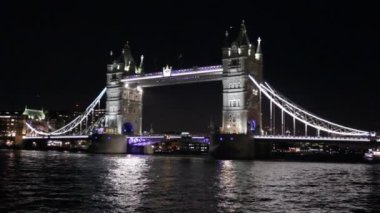 Londra 'daki Tower Bridge, - 03.03.2021: Gece Saati - Thames nehri üzerinde kulesi olan tarihi köprü