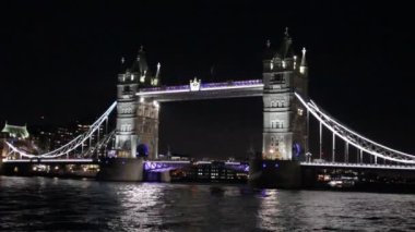 Londra 'daki Tower Bridge, - 03.03.2021: Gece Saati - Thames nehri üzerinde kulesi olan tarihi köprü