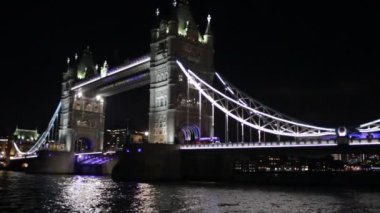 Londra, Uk - 9 / 19 / 2019: Thames nehri ışıkları, Londra 'nın ünlü şehir simgesi ve turizm merkezi - stok görüntüleri ile günbatımında Tower Bridge ufuk çizgisi