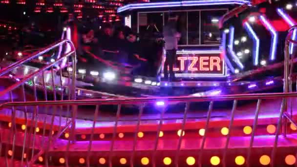 Waltzer Disco Lights Funfair Fairground Bokeh Ride Synthwave Retrowave Regnbåge — Stockvideo