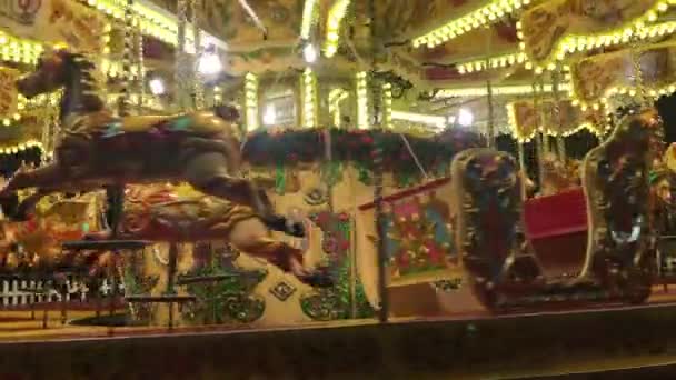 メリーゴーランドカルーセル馬楽しいフェアグラウンドライドストック ビデオ クリップ — ストック動画