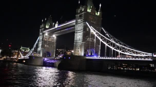 London 2019 불빛이 브릿지 스카이라인을 흐르는 반사되는 랜드마크와 — 비디오